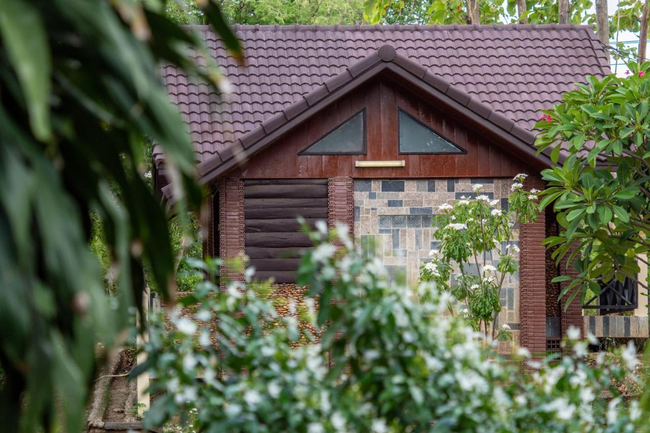 Ratmanee House Hotel Kanchanaburi City Exterior photo